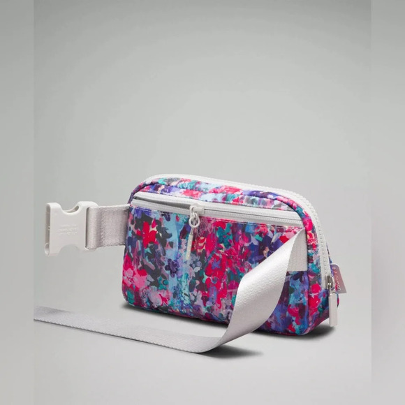 🆕💐 Lululemon Everywhere Belt Bag - Flower Glide Multi Vapor - Picture 7 of 7